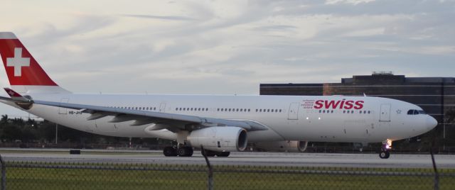 Airbus A330-300 (HB-JHJ)