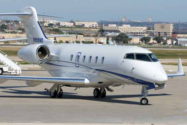 Bombardier Challenger 300 (N999ND)