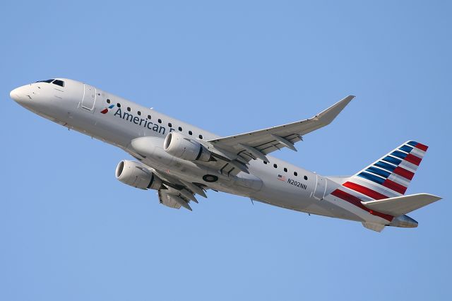 Embraer 170/175 (N202NN) - Taking off.