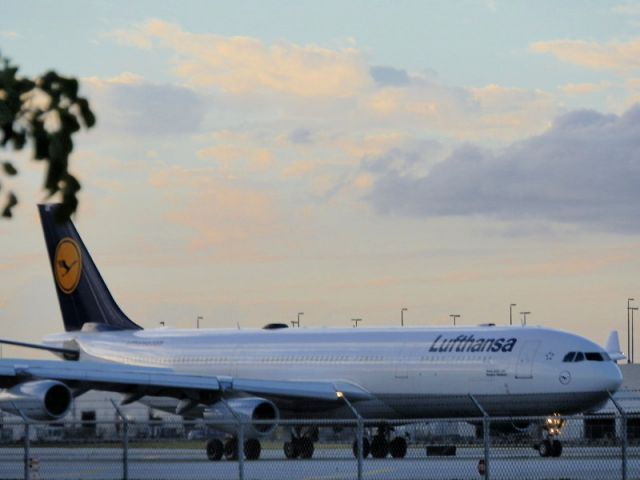 Airbus A340-300 (D-AIGS)