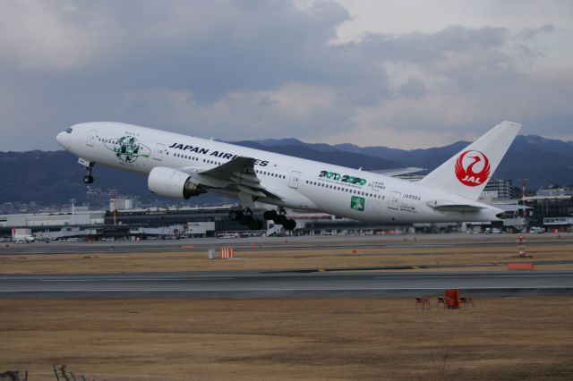 Boeing 777-200 (JA8984)