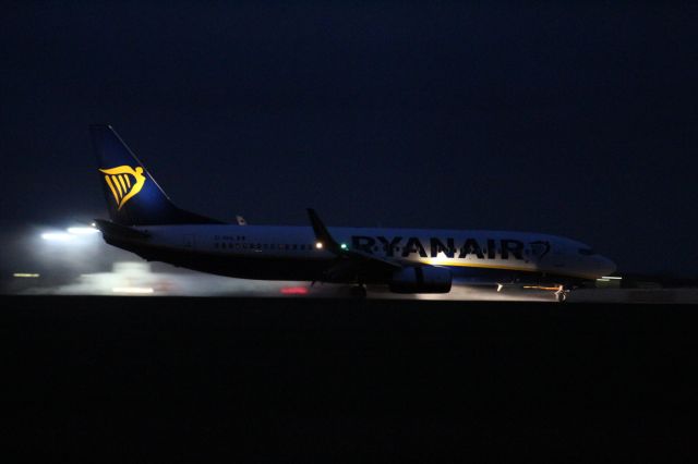 Boeing 737-800 (EI-DHA) - A Ryanair B737-800 slowing down after landing on runway 22 at London Stansted Airport.br /br /Location: London Stansted Airport.br /Date: 12.10.22 (dd/mm/yy).