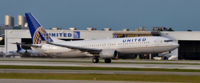 Boeing 737-800 (N87513)