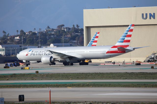 BOEING 777-300ER (N729AN)