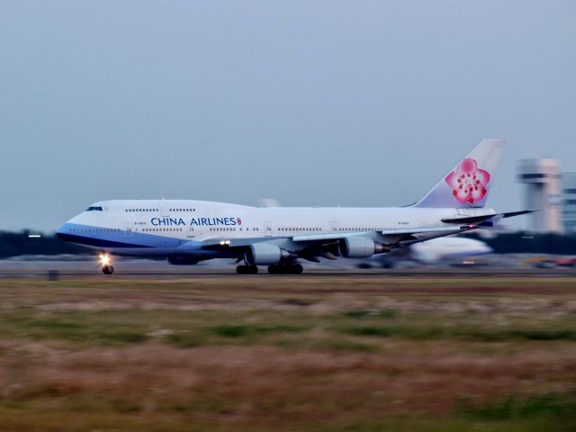 Boeing 747-400 (B-18210)