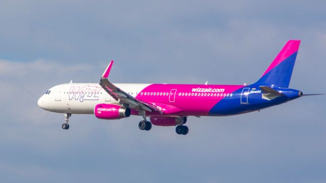 Airbus A321 (HA-LXO) - landing on runway 21 in TLV