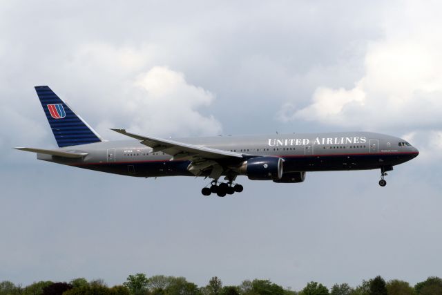 Boeing 777-200 (N791UA) - On short finals for R09L on 12-May-10 operating flight UAL948 from KDEN.