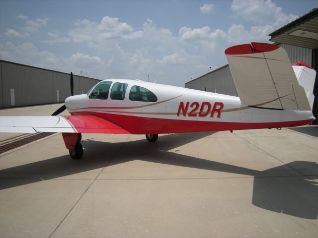 Beechcraft 35 Bonanza (N2DR)