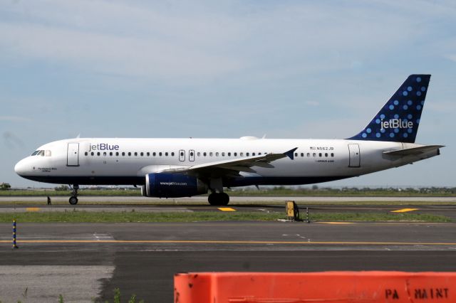 Airbus A320 (N562JB) - 22-Jul-07