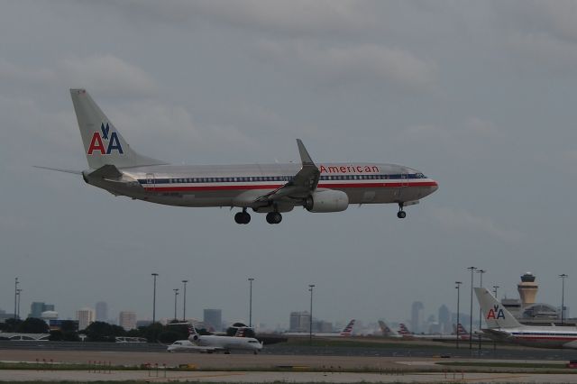 Boeing 737-700 (N878NN)