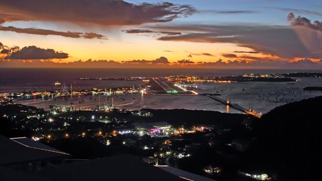 — — - Airport Overview.br /Vue depuis les hauteurs de Cole Bay.