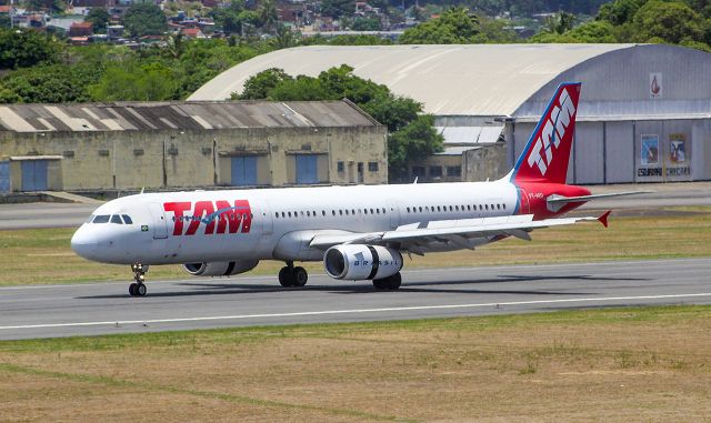Airbus A321 (PT-MXI)