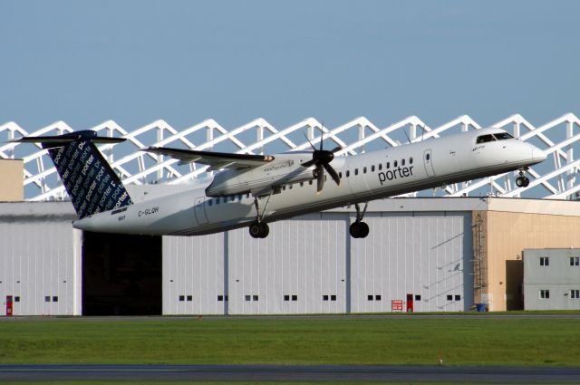 de Havilland Dash 8-400 (C-GLQH) - Early morning takeoff