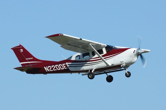 Cessna 206 Stationair (N220DE) - Departing Runway 8