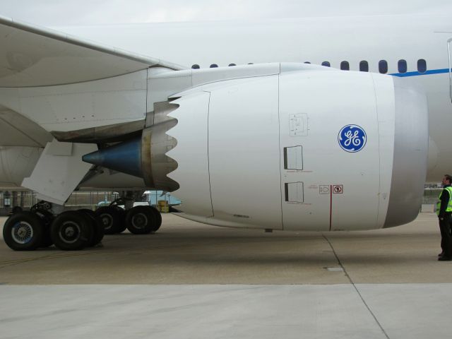 Boeing 787-8 (N787FT)