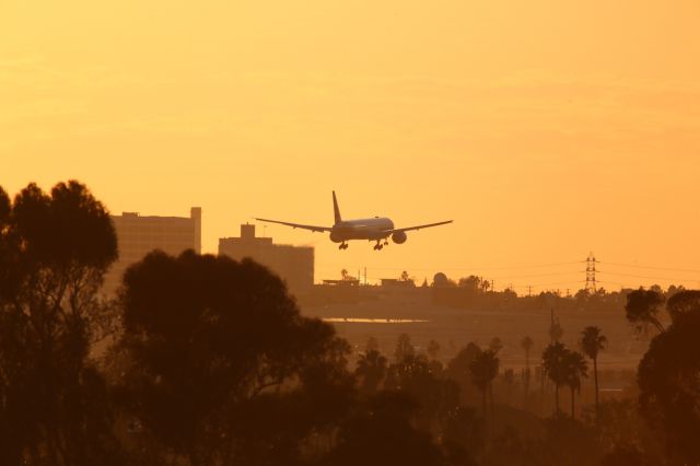 Boeing 777-200 —