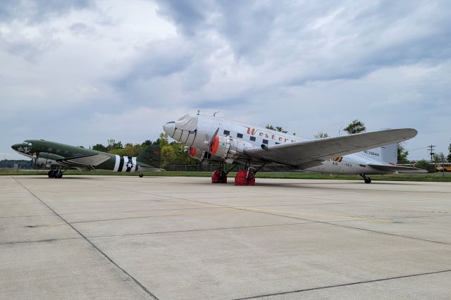 Douglas DC-3 (N33644) - 09-22-25