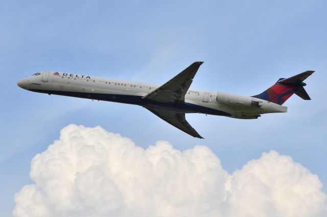 McDonnell Douglas MD-88 (N966DL) - Departing KCLT - 8/12/18