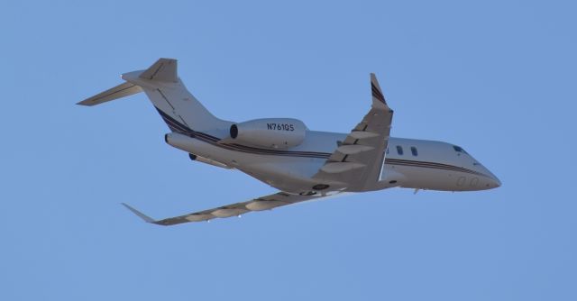 Bombardier Challenger 300 (N761QS)
