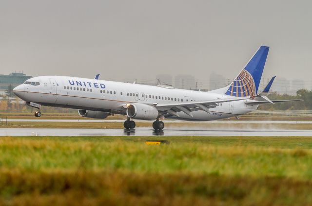 Boeing 737-900 (N37420) - United 476 arrives from Chicago to a soggy YYZ