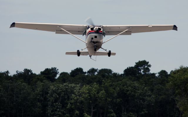 Cessna Skyhawk (N7348G) - The fine art of banner towing.