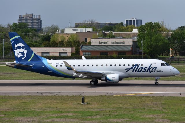 Embraer 175 (N197SY)