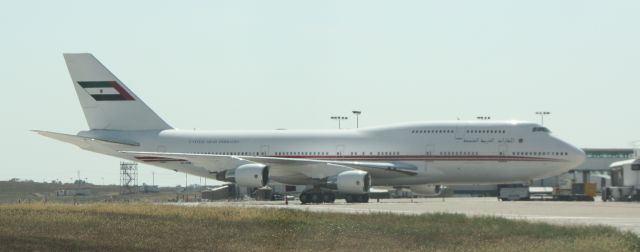 Boeing 747-400 (A6-COM)