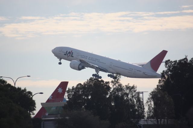 Boeing 777-200 (JA704J)