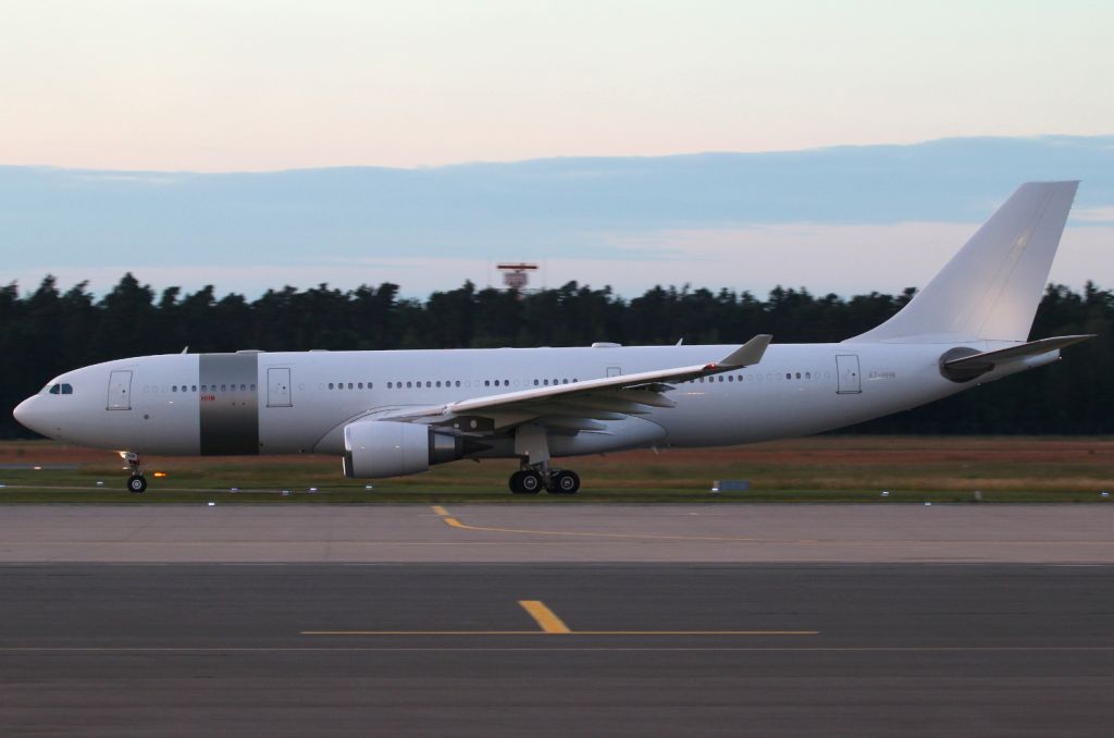 Airbus A330-200 (A7-HHM)