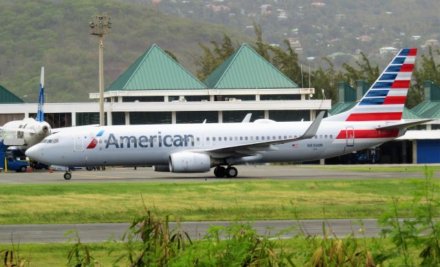 Boeing 737-800 (N836NN)