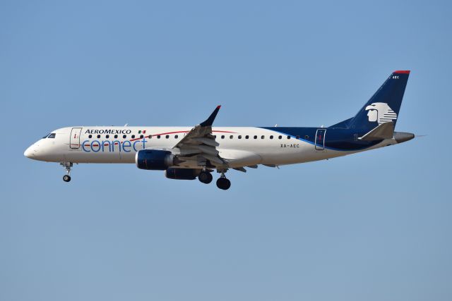 EMBRAER 195 (XA-AEC) - DTW 22-R 02-03-20. First pic of this bird on the database.