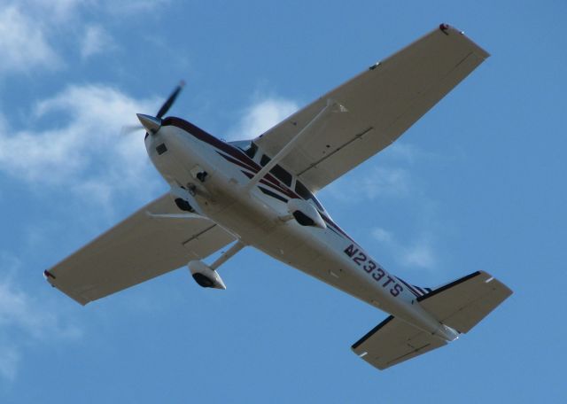 Cessna Skylane (N233TS) - Taking off from the Downtown Shreveport airport.
