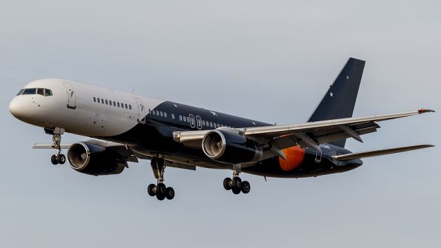 Boeing 757-200 (G-ZAPX)