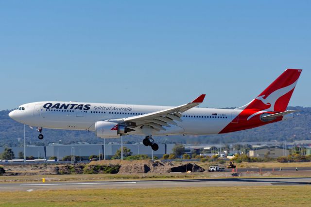 Airbus A330-200 (VH-EBO)