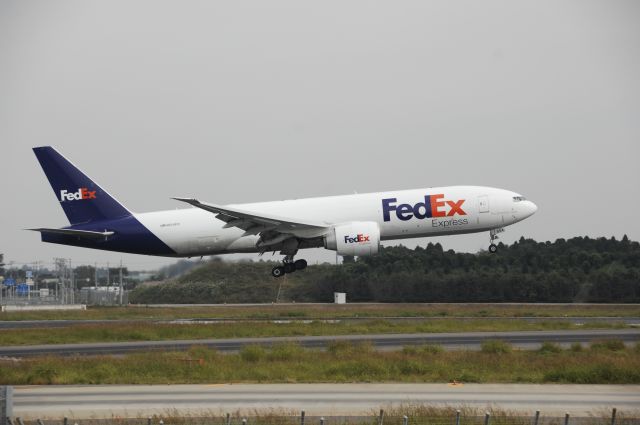 Boeing 777-200 (N854FD) - Landing at NRT Airport Runway 16L on 2011/10/9