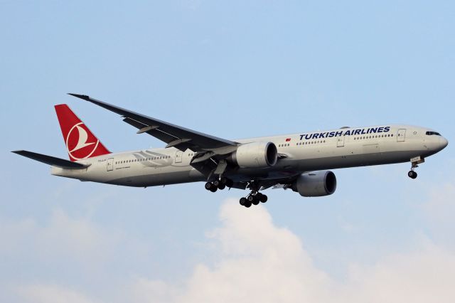 BOEING 777-300 (TC-LJC)