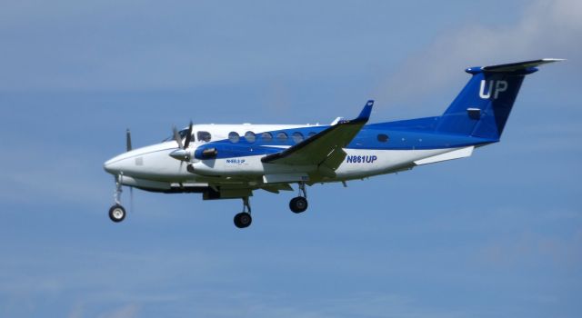 Beechcraft Super King Air 350 (N861UP) - On final is this 2016 Beechcraft Super King Air 350 in the Spring of 2019.
