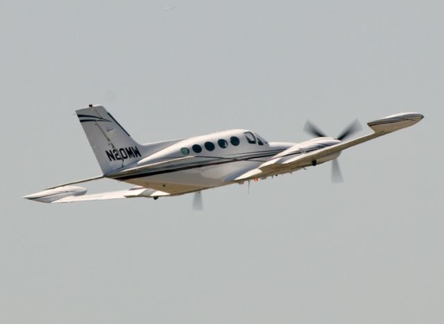 Cessna 421 (N20MW)