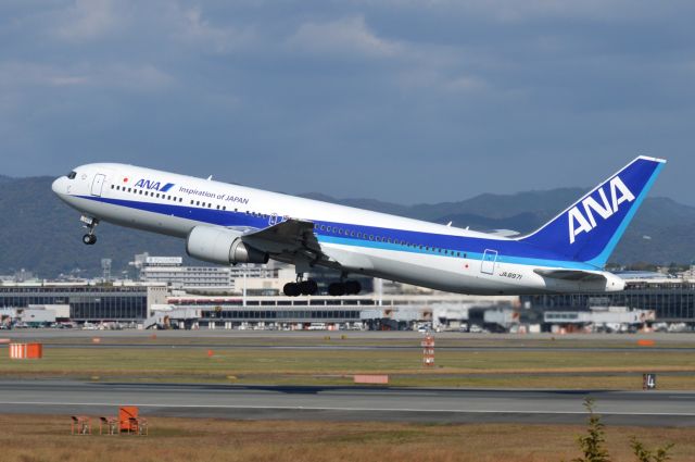 BOEING 767-300 (JA8971) - 2014-11-15