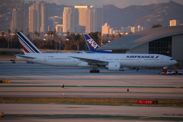 BOEING 777-300ER (F-GZNL)