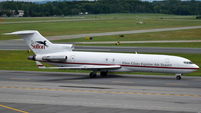 BOEING 727-200 (N725CK) - Tex Sutton Boeing 727-200 taxiing to the ramp from Lexington.