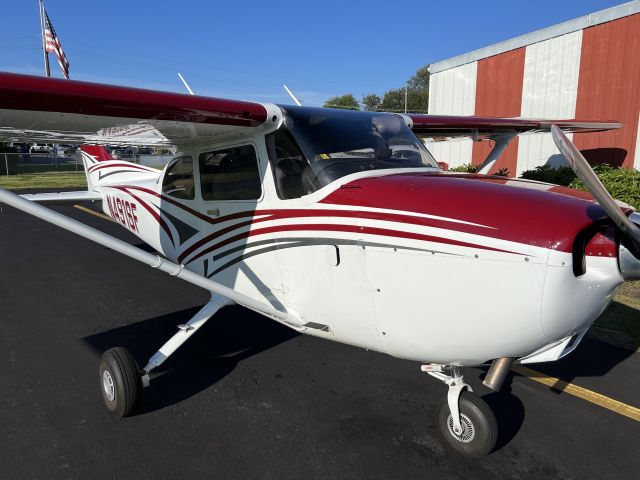 Cessna Skyhawk (N491SF) - Club plane in club colors at Harvey Field