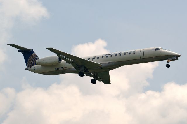 Embraer ERJ-145 (N279SK)