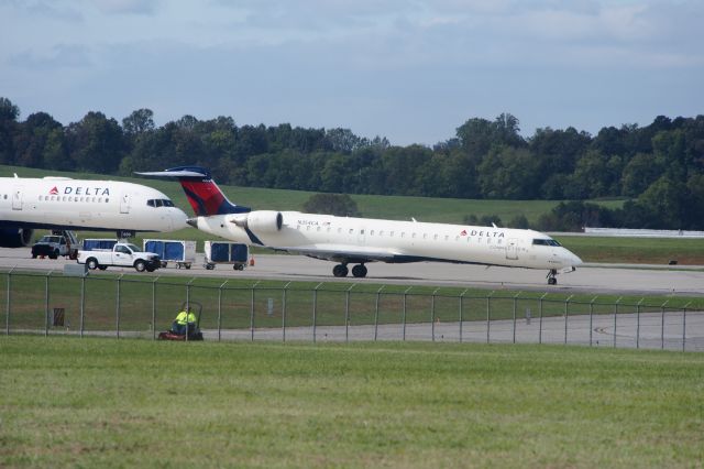 Canadair Regional Jet CRJ-200 (N354CA)