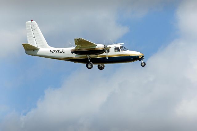 Aero Commander 500 (N312EC) - Classic twin!