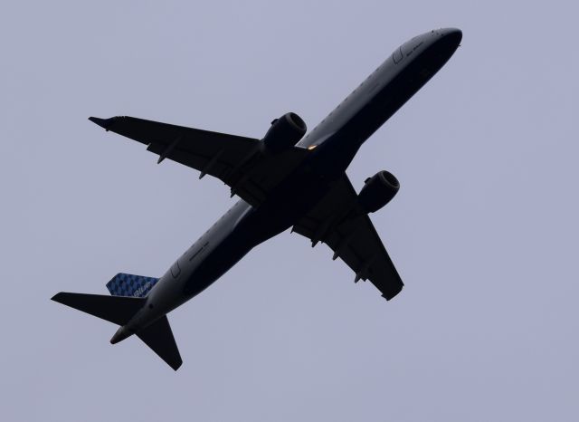 Embraer ERJ-190 —
