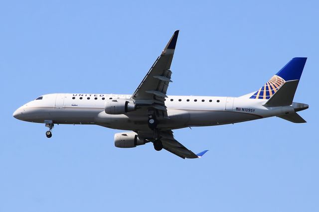 Embraer 170/175 (N109SY)