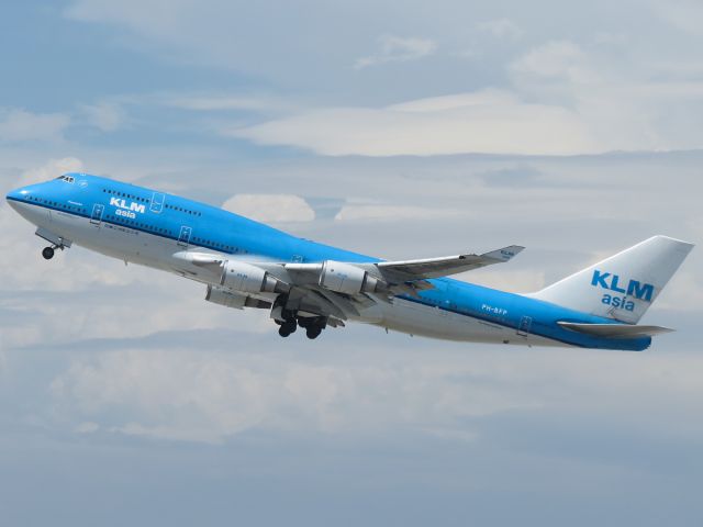 Boeing 747-400 (PH-BFP) - A KLM Asia 747-400M climbs out of LAX for its return flight to Amsterdam. July 2015