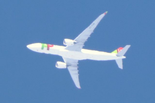 Airbus A330-300 (CS-TUN) - CS-TUN Airbus A-330 947N  TAP Air Portugal TP243 De Lisbon LIS. Vers Chicago ORD. Altitude 11528 Mètres. Vitesse 839 KM/H.  Survolant la ville de Lavaltrie QC. Le 07-03-2025 à 13:57.