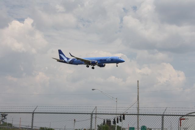 EMBRAER 195 (N192BZ) - The very first breeze airways flight to land at Louisville Airport